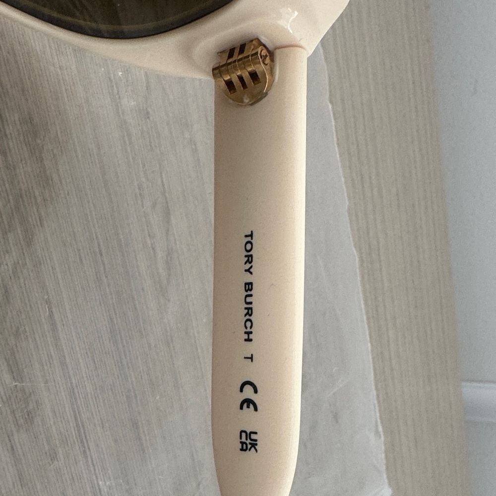 Chic Tory Burch Cream Sunglasses - Picture 3 of 6